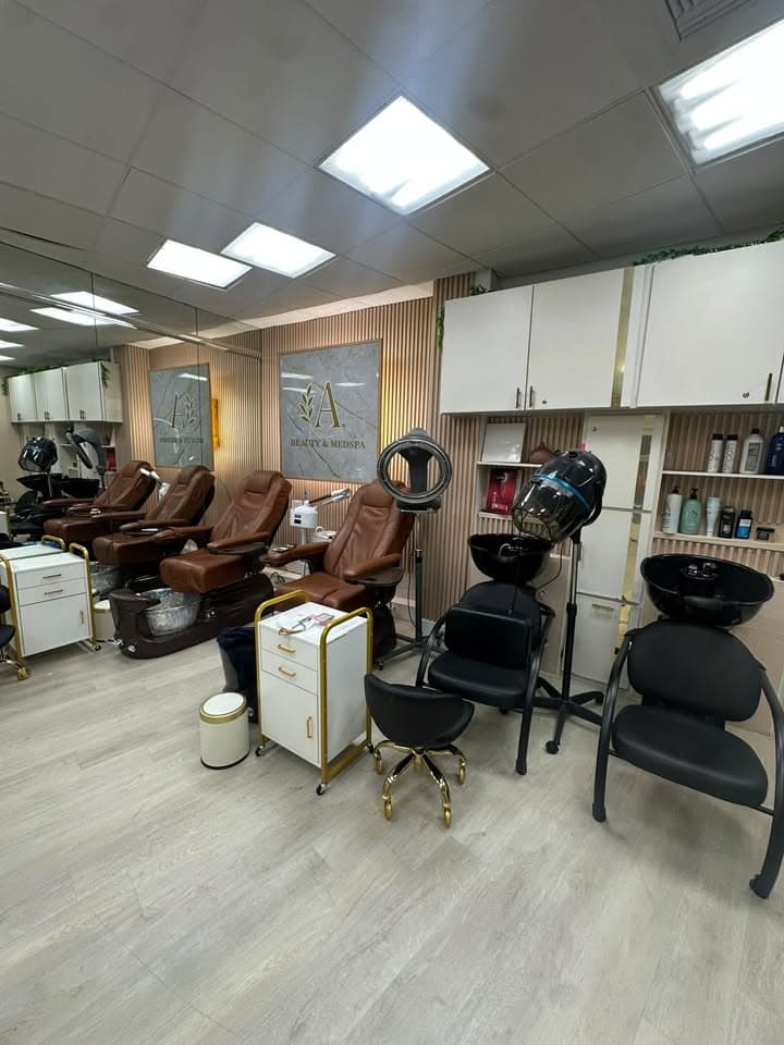 Salon Chair Rental on Collins Ave, Miami Beach – $600/Month 5